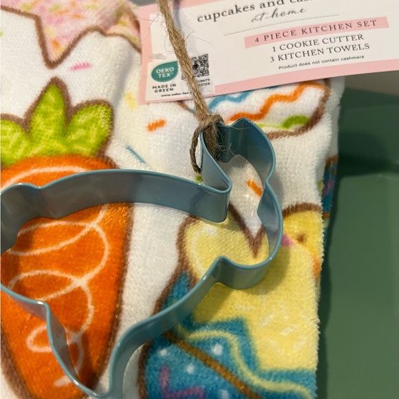 Cupcakes and Cashmere Easter Kitchen Towels with Bunny Cookie Cutter- NWT - Picture 2 of 4